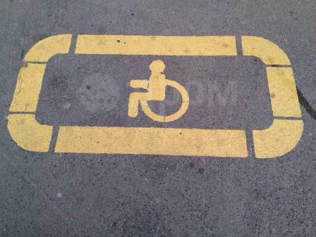 1 2024 03 22. Разметка для инвалидов на парковке. Разметка стоянка для инвалидов. Табличка парковка для инвалидов. Разметка парковочных мест для инвалидов.