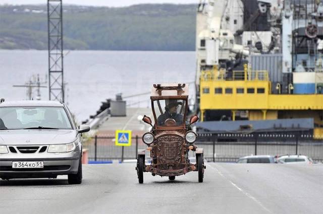 Трехколесный деревянный автомобиль