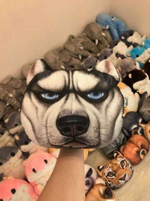 Декоративная подушка с изображением собаки