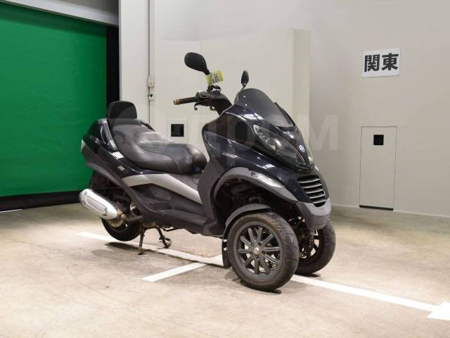 Итальянский трехколесный скутер Piaggio