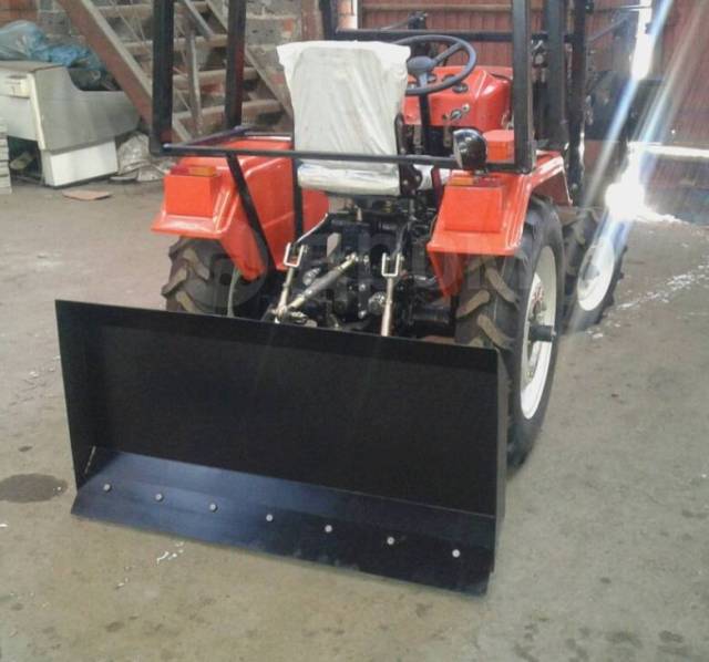 Отвал на заднюю навеску минитрактора. Отвал на заднюю навеску минитрактора. Отвал для минитрактора уралец 2204. Отвал на трактор уралец грейдерный. Отвал на минитрактор русич 244.