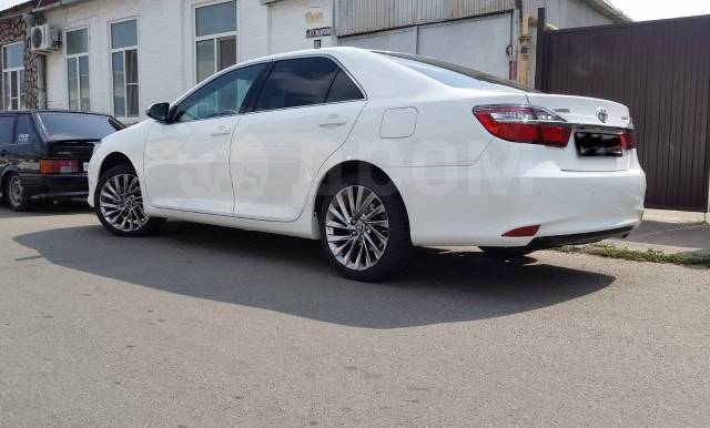 Toyota Camry 50 белая на литье