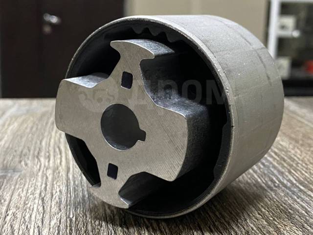 Сайлентблок редуктора audi q5. Сайлентблок заднего редуктора ауди. Сайлентблок задний а8 1999. Сайлентблок заднего редуктора ауди. Джили x7 замена задних сайлентблоков.