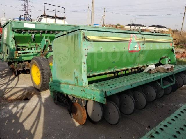 Сеялки джон. Сеялка John Deere 455. Сеялка Джон Дир 1745. Сеялка Джон Дир 455 сошник в сборе. Сеялка Джон Дир 455 запчасти.