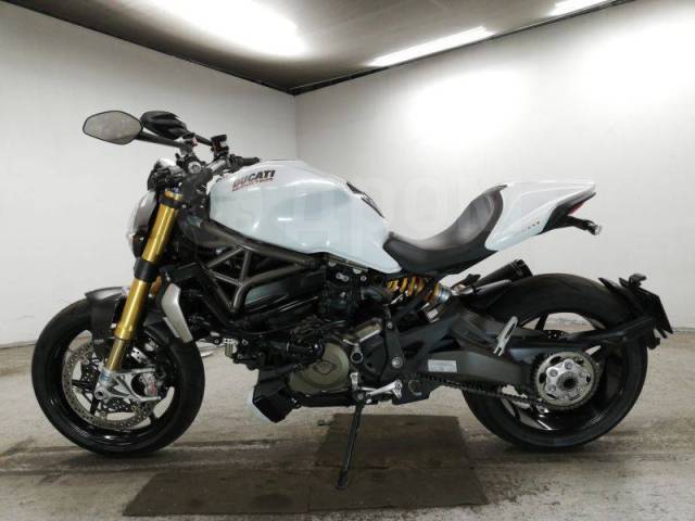 Ducati Monster 1200 s на скорости