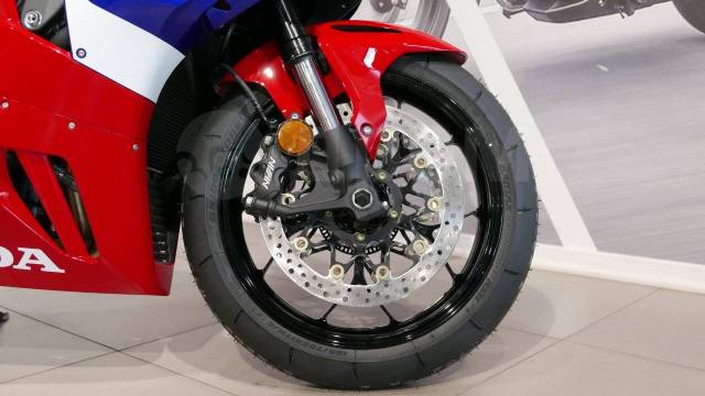 Honda CBR 1000RR Fireblade. 1 000. ., , ,  .     