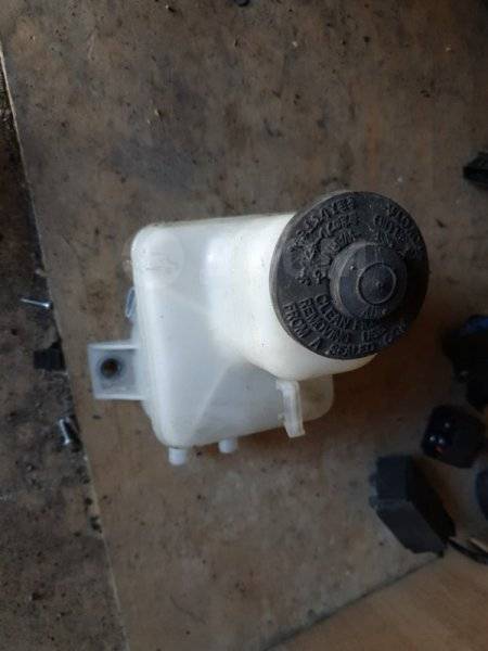 Купить Бачок для тормозной жидкости Toyota Harrier 2001 MCU15W 1MZ-FE ...