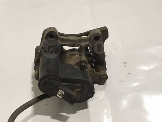 Моторчика суппорта электроручника тигуан 1. Суппорт тигуан 1. Тормозной суппорт тигуан передний. Задний тормозной суппорт тигуан. Задний тормозной суппорт тигуан.