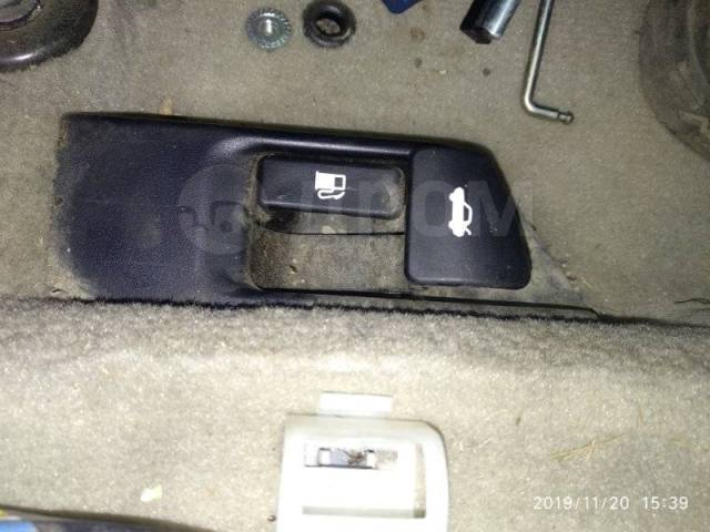 Пружина крышки бака камри 30. Лючок бензобака камри 70. Кнопка открывания багажника тойота камри 40. Камри открыть бензобак. Камри 55 лючок бензобака.