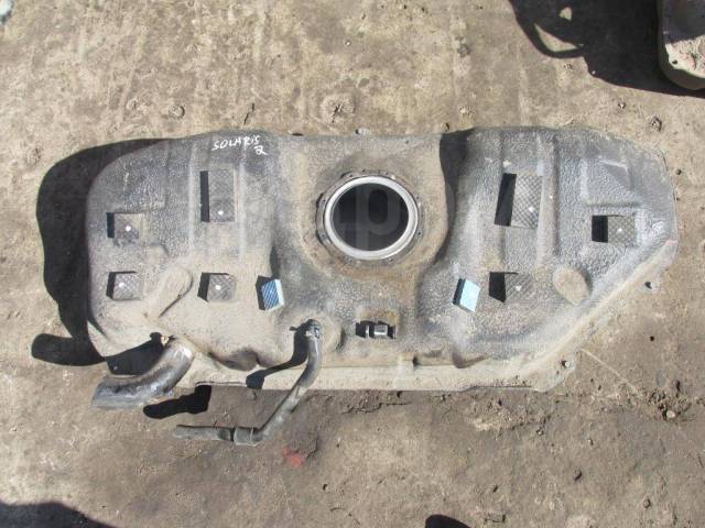 Бак solaris. Hyundai Solaris топливный бак. Топливный бак Солярис 2011. Бензобак Солярис 2. Бак Солярис 2011.