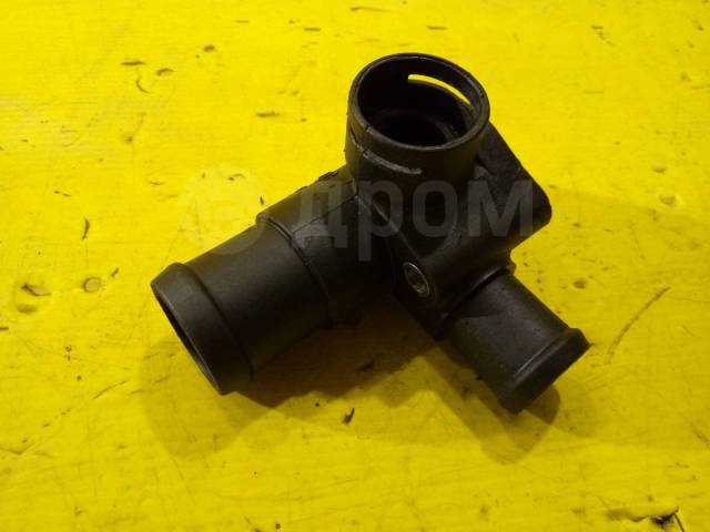 фланец системы охлаждения пассат. фланец охлаждения vw t4 2. фланец охлаждающей жидкости passat б6. пассат b3 1. 038121132g.