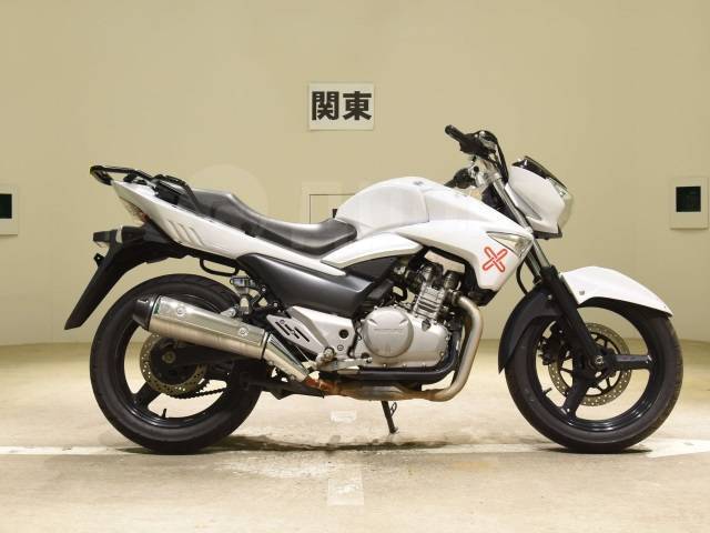 Suzuki GSR 250.