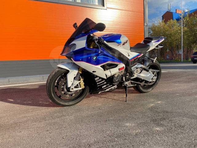 Спортбайк БМВ s1000rr и девушка