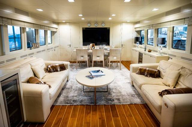Benetti. 2010 ,  28,30.,  , 1 210,00.., .     
