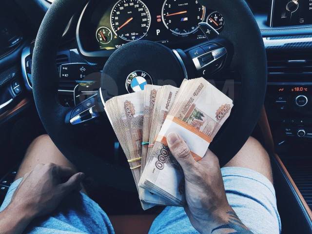 Деньги в руках фото в машине
