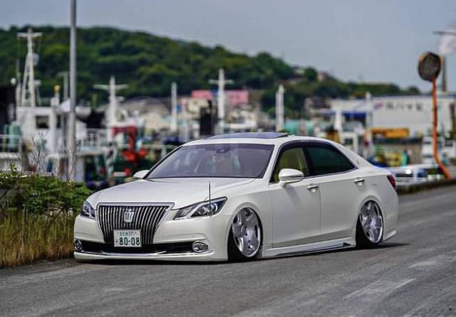 Toyota crown majesta s210