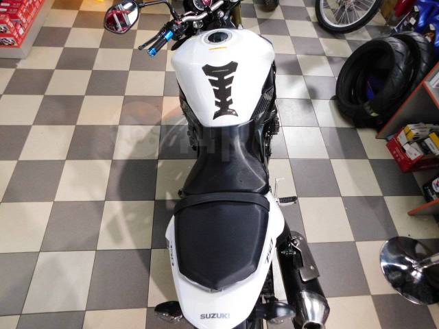 Suzuki GSR 750. 750. ., , ,  .     