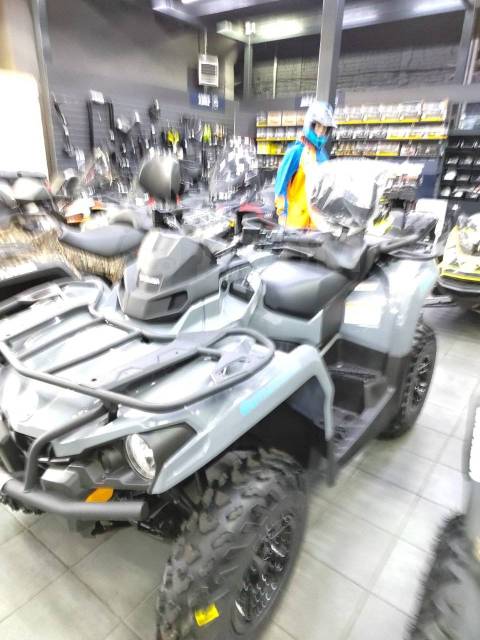 BRP Can-Am Outlander Max 570. ,  \,   