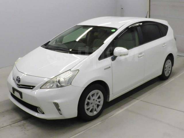 Toyota Prius Alpha 2013 салон