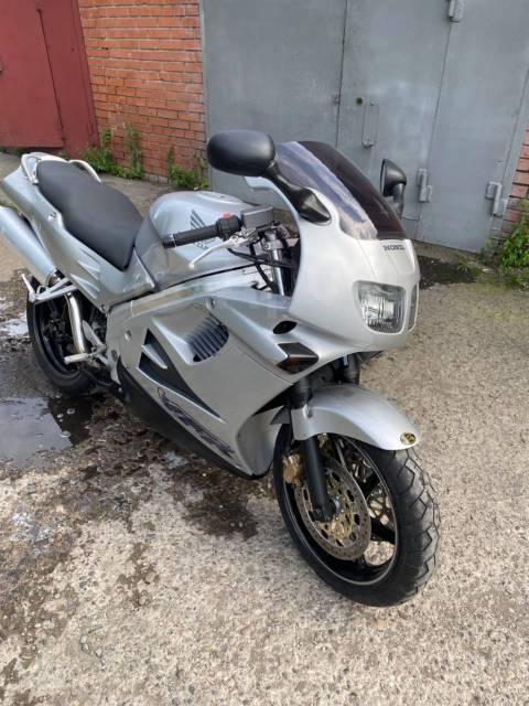 Honda VFR 750 1995 750   4     53 000    -    220  