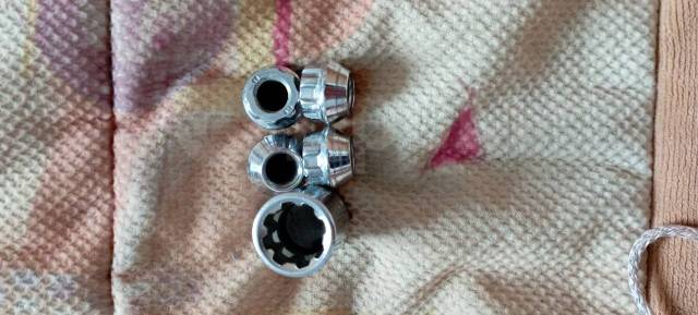 Продам секретки на колеса, б/у, в наличии. Цена: 1 000₽ во Владивостоке