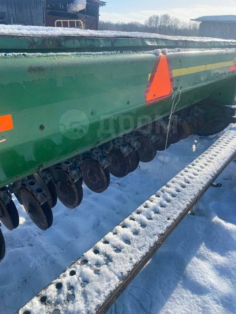 Сеялка зерновая, б/у, трактор, в наличии. Цена: 350 000₽ в Кировском районе