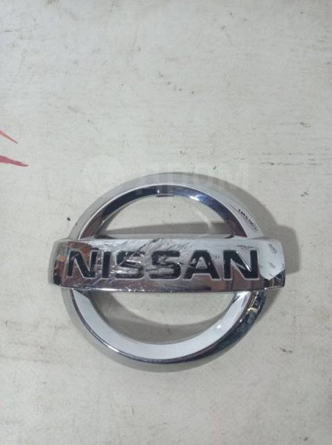 Купить Эмблема Nissan Tiida 62890EM30A C11, передняя в Москве по цене ...