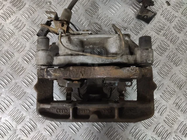 ������� ��������� �������� ������ Audi A6 C5 (S6, RS6) (1997 - 2004) 2000 4B0615108B �� �����