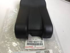 Накладка кронштейна RR сидений Toyota URJ202 71692-60071-C0 в Уссурийске Крышка петли сиденья. Lexus LX450d, URJ201, VDJ201 Lexus LX570, URJ201, VDJ201, URJ201W Lexus LX460, URJ201, VDJ201 Toyota Land Cruiser, GRJ200, URJ20...