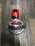 Эмблема Пластик 628909Y000 в Новосибирске Эмблема. Nissan: Teana, Bluebird Sylphy, Sylphy, Tiida Latio, Serena, Latio, Tiida Двигатели: QR20DE, QR25DE, VQ23DE, VQ35DE, HR15DE, HR16DE, MR20DE...