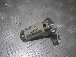 Петля двери передней правой нижняя Mitsubishi Outlander 5702A005 в Березовском Петля двери передней правой нижняя MITSUBISHI OUTLANDER